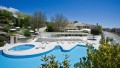 panoramica dell'hotel con vista su parco e piscina